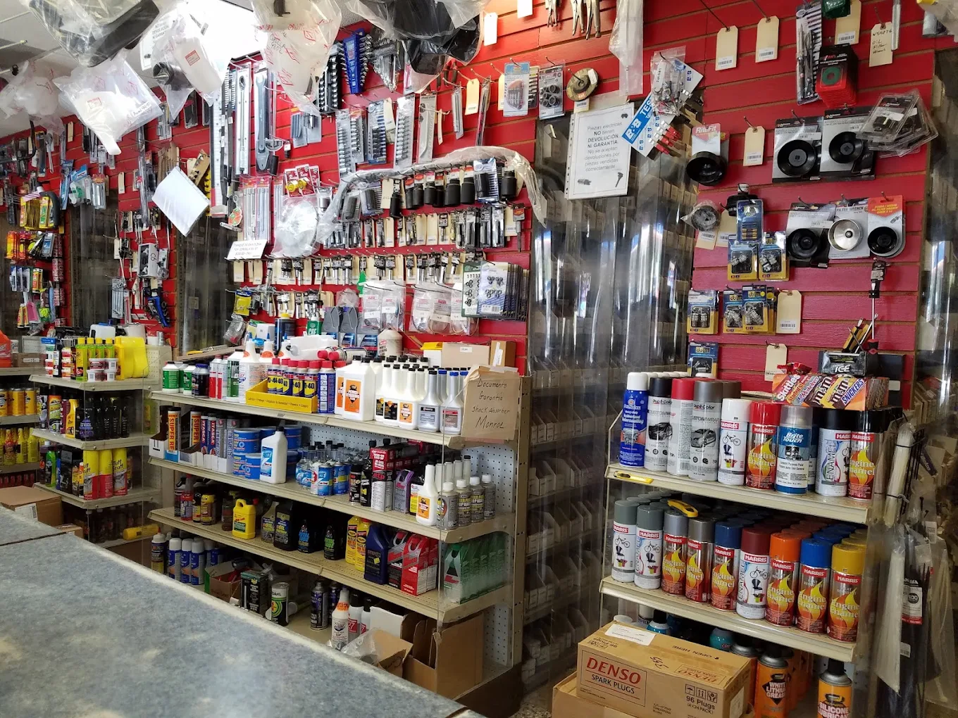 Interior de tienda automotriz Coto Laurel - Piezas de repuesto para carros